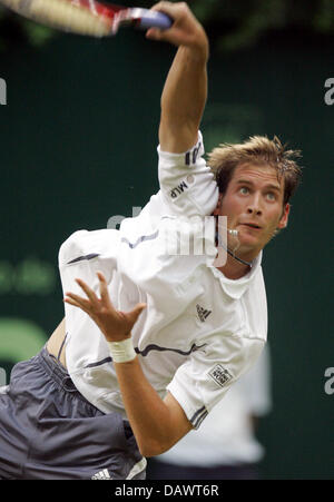 German tennis pro Florian Mayer serves a ball in his second round match against Russian Nikolay Davydenko at the 15th Gerry Weber Open in Halle/Westfalia, Germany, 14 June 2007. Photo: Bernd Thissen Stock Photo