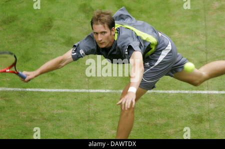 German tennis pro Florian Mayer stretches for a forehand volley in his quarter-finals match against Cypriot Marcos Baghdatis at the 15th Gerry Weber Open in Halle/Westfalia, Germany, 15 June 2007. Photo: Bernd Thissen Stock Photo