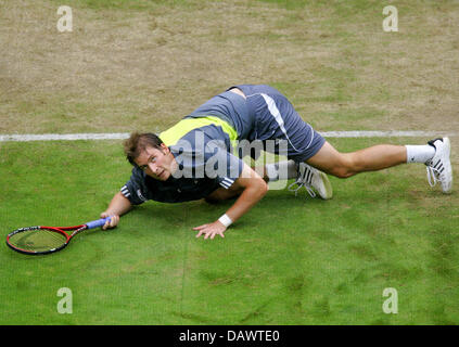 German tennis pro Florian Mayer pictured in his quarter-finals match against Cypriot Marcos Baghdatis at the 15th Gerry Weber Open in Halle/Westfalia, Germany, 15 June 2007. Photo: Bernd Thissen Stock Photo