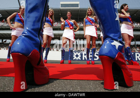 Grid Girls line up before the start of the Formula 1 United States Grand Prix at the Indianapolis Motor Speedway in Indianapolis, IN, United States, 17 June 2007. Photo: GERO BRELOER Stock Photo