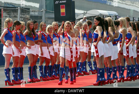 Grid Girls line up before the start of the Formula 1 United States Grand Prix at the Indianapolis Motor Speedway in Indianapolis, IN, United States, 17 June 2007. Photo: GERO BRELOER Stock Photo