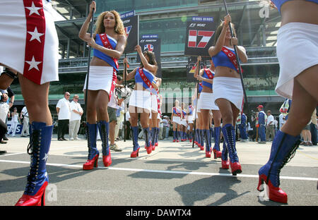 Grid Girls line up before the start of the Formula 1 United States Grand Prix at the Indianapolis Motor Speedway in Indianapolis, IN, United States, 17 June 2007. Photo: GERO BRELOER Stock Photo