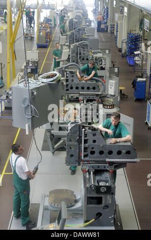 The control panel for the CNC universal milling machine DMU 70 is handled by a crane in the assembly hall of Deckel Maho in Seebach, Germany, 16 April 2007. Deckel Maho Gildeister (DMG) is a leading producer of metal-cutting CNC turning and drilling machines. Photo: Bernd Thissen Stock Photo