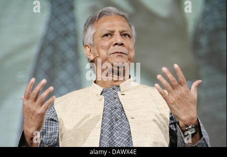 Muhammad Yunus, Nobel Peace Prize laureate and founder of the Grameen Bank Bangladesh, speaks at the 12th German Trend Day in Hamburg, Germany, 08 May 2007. Yunus is convinced that the world's poverty can be abolished and invoked his homeland Bangladesh as an example. 80 per cent of the poor population received a so-called microcredit from his bank. Photo: Ulrich Perrey Stock Photo