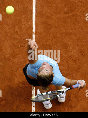 Russian tennis professional Nadia Petrova serves during a training session at the Qatar Telecom German Open in Berlin, Germany, 08 May 2007. Photo: Wolfgang Kumm Stock Photo