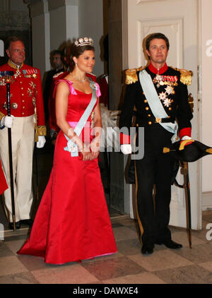 Swedish Crown Princess Victoria and Danish Crown Prince Frederik are pictured during the Royal Gala Dinner at Christiansborg Palace in Copenhagen, Denmark, 09 May 2007. The Swedish Royal Family began their three-day visit to Denmark this morning. Photo: Albert Nieboer  (NETHERLAND OUT) Stock Photo