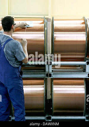 Leoni Roth Staff of special cables producer LEONI checks the bundling of glass ...