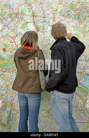Two tourists stand in front of a big city map and look for the right way at Checkpoint Charlie in Berlin, Germany, Thursday, 19 April 2007. Photo: Arno Burgi Stock Photo