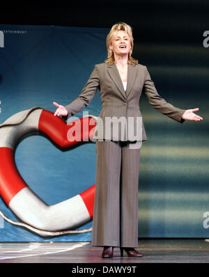 Candidate Annika Bruhns performs on stage at the final castings for the Udo Jeurgens musical 'Ich war noch niemals in New York' (lit.: 'I've never been to New York') in Hamburg, Germany, 15 May 2007. The Juergens musical interweaves a medley of his 23 greatest hits with a story stretching over three generations. Juergens himself did not want to a play a role in the musical which ha Stock Photo