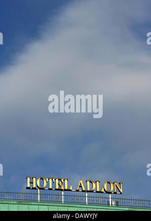 The picture shows the writing of Hotel Adlon at square 'Pariser Platz' in front of Brandenburg Gate in Berlin, Germany, 10 May 2007. Photo: Rolf Vennenbernd Stock Photo