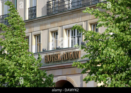 The picture shows the writing and facade of Hotel Adlon at square 'Pariser Platz' in front of Brandenburg Gate in Berlin, Germany, 10 May 2007. Photo: Rolf Vennenbernd Stock Photo