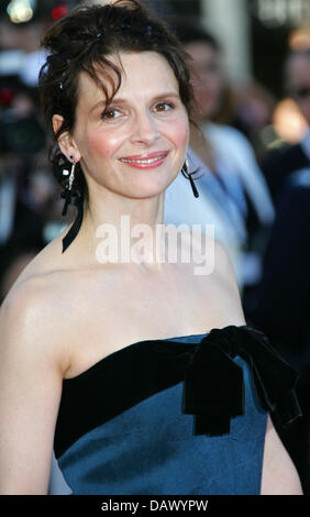 French actress Juliette Binoche poses on the red carpet during the premiere of the movie 'Zodiac' at the 60th Filmfestival in Cannes, France, 17 May 2007. Photo: Hubert Boesl Stock Photo