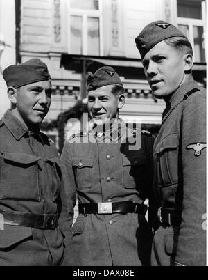 Nazism / National Socialism, organisations, Schutzstaffel (SS), two members of the Leibstandarte SS Adolf Hitler and a Sudeten-German soldier of the Czech army in Carlsbad (Karlovy Vary), probably during the annexation of the Sudetenland, early October 1938, Additional-Rights-Clearences-Not Available Stock Photo