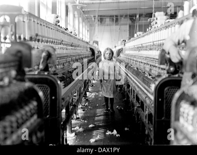 CHILD LABOURER at the Tifton Cotton Mill, Tifton, Georgia in 1909. Photo Lewis Wicks Stock Photo