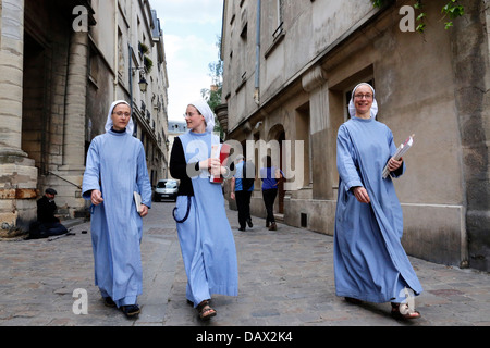 roman catholic sisters of the 'Monastic communities of Jerusalem' walking near  Eglise Saint Gervais Paris, France Stock Photo