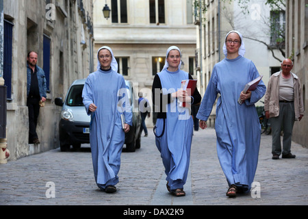 roman catholic sisters of the 'Monastic communities of Jerusalem' walking near  Eglise Saint Gervais Paris, France Stock Photo