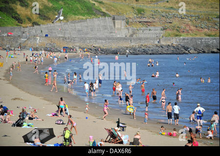 BARRY ISLAND, UK. 19th July 2013. The British heatwave continues and people flock to the beaches in South Wales. Photo credit Credit:  Polly Thomas / Alamy Live News Stock Photo