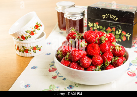 Bowl of fresh strawberries with jam and a recipe box Stock Photo