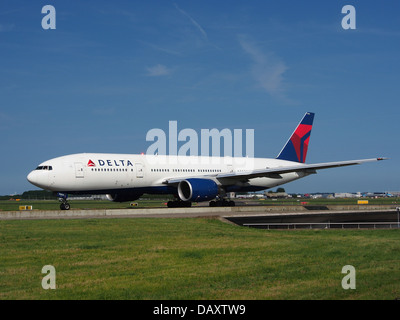 N864DA Delta Air Lines Boeing 777-232(ER) - cn 29736 2 Stock Photo