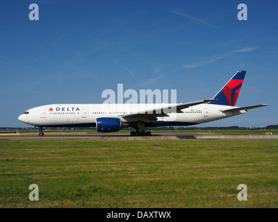 N864DA Delta Air Lines Boeing 777-232(ER) - cn 29736 3 Stock Photo