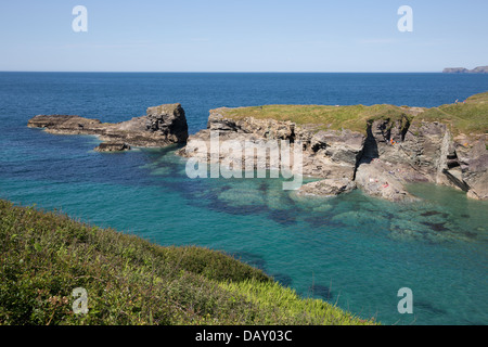 Entrance to Port Gaverne beach near Port Isaac Cornwall, beautiful turquoise sea water Stock Photo