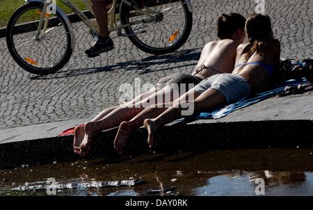Berlin, Germany. 20th July, 2013. Heike (L) and Winnie lie in the sun at the fountain in the Lustgarten in Berlin. Photo: JOERG CARSTENSEN/dpa/Alamy Live News Stock Photo