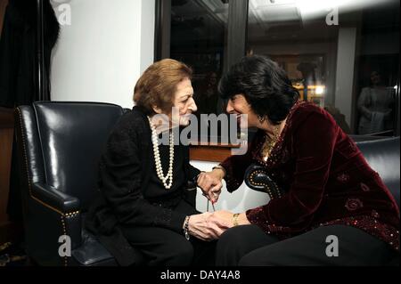 July 20, 2013 - Washington, District of Columbia, U.S. - Longtime White House journalist Helen Thomas, a pioneer for women in journalism and the first female member of White House press corps, has died at age 92. Thomas, who was granted a seat in the front row of White House press conferences covered nine presidents and initially made a name for herself as a reporter for United Press International in 1974. PICTURED: Nov. 21, 2008 - Washington, District of Columbia, U.S. - CHRISTIANE AMANPOUR of CNN receives the 4th Estate Award from the NPC. It  is the highest honor given by the club  to a jou Stock Photo