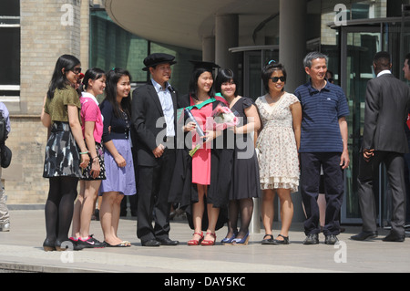STUDENT AT A BRITISH UNIVERSITY CELEBRATING ON THEIR GRADUATION DAY POSING FOR PHOTOS WITH FAMILY MEMBERS RE EDUCATION FOREIGN Stock Photo