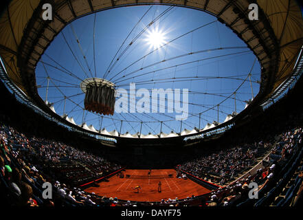 The sun shines during the doubles final of Polish tennis players Mariusz Fyrstenberg and Marcin Matkowski against Bruno Soares from Brazil and Alexander Peya from Brazil at the ATP tournament in Hamburg, Germany, 21 July 2013. Photo: AXEL HEIMKEN Stock Photo