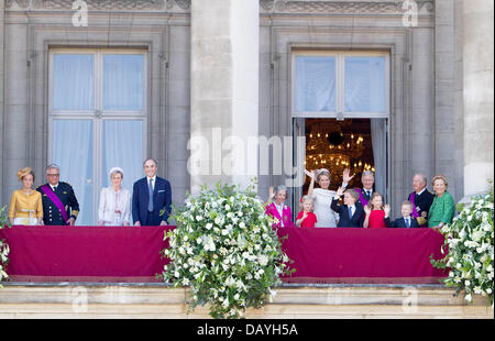 Brussels, Belgium. 21st July, 2013. The royal family with Princess Claire, Prince Laurent, Princess Astrid, Prince Lorenz (left balcony, L-R) and the new King Philippe of Belgium and Queen Mathilde (right balcony) greet with (L-R) Queen Fabiola, Princess Leonore, Prince Gabriel, Crown Princess Elisabeth, Prince Emmanuel, King Albert and Queen Paola from the balcony of the Royal Palace in Brussels (Belgium), 21 July 2013, the country's National Day. Photo: Albert Nieboer/dpa/Alamy Live News
