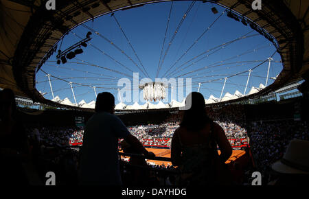 The sun shines into the sold-out centre court during the final between Fabio Fognini from Italy and Federico Delbonis grom Argentina at the ATP tournament in Hamburg, Germany, 21 July 2013. Photo: AXEL HEIMKEN Stock Photo