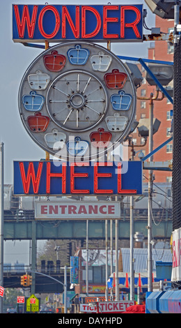 The Wonder Wheel ferris rise in Coney Island with an elevated subway passing in the background. Brooklyn, New York Stock Photo