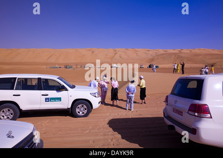 Tourists view the Sharqiya (fomerly Wahiba) Sands, Oman Stock Photo