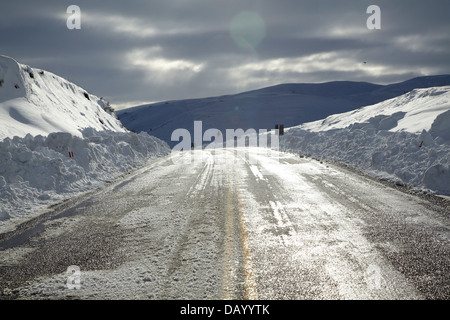 Sunstrike and icy road on the 'Pigroot' (State Highway 85) in winter, Otago, South Island, New Zealand Stock Photo