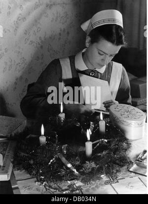 medicine, organisations, German Red Cross, nurse making preparations for christmas, late 1930s, , Additional-Rights-Clearences-Not Available Stock Photo