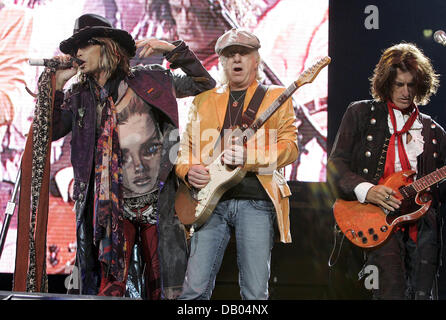 (L-R) Steven Tyler, Brad Whitford and Joe Perry of Aerosmith rock the stage during a show of Aerosmith in Cologne, Germany, 28 June 2007. It was the last of four shows in Germany that has not been toured by the US hard rock veterans in eight years. Photo: Joerg Carstensen Stock Photo