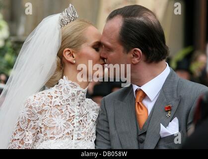 The married couple Alexander, Prince of Schaumburg-Lippe, and Nadja Anna, Princess of Schaumburg-Lippe, kiss after their church wedding in Bueckeburg, Germany, 30 June 2007. Politicians, royals and celebrities were under the 750 invited guests. Photo: Jochen Luebke Stock Photo