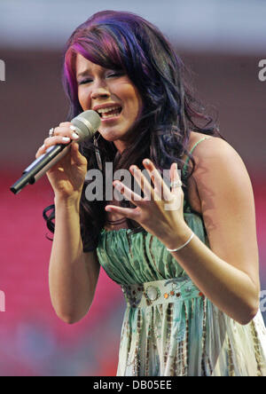 British singer Joss Stone performs at the charity concert in memory of Diana, Princess of Wales on what would have been her 46th birthday at Wembley Stadium, London, 1 July 2007. Photo: Hubert Boesl Stock Photo