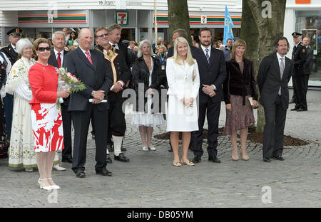 (front row L-R) Queen Sonja of Norway, King Harald V of Norway, Princess Mette-Marit of Norway, Crown Prince Haakon of Norway, Princess Martha Louise of Norway and her husband Ari Behn pictured during the celebrations to the Queen's 70th birthday in Stavanger, Norway, 04 July 2007. Photo: Albert Nieboer/Royal Press Europe (NETHERLANDS OUT) Stock Photo
