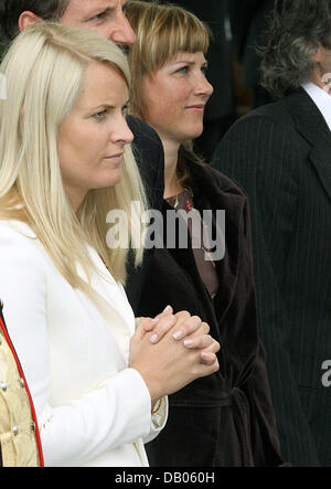 (L-R) Princess Mette-Marit of Norway, Crown Prince Haakon of Norway (hidden) and Princess Martha Louise of Norway pictured during the celebrations to Queen Sonja of Norway's 70th birthday in Stavanger, Norway, 04 July 2007. Photo: Albert Nieboer/Royal Press Europe (NETHERLANDS OUT) Stock Photo