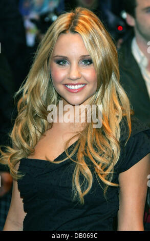 US-American actress Amanda Bynes arrives for the UK film premiere of Adam Shankman's movie 'Hairspray' held at Odeon West End cinema in London, England, 05 July 2007. The film is an adaptation of the Tony award-winning Broadway production 'Hairspray', featuring new and original material based on John Water's 1988 classic about star-struck teenagers on a local Baltimore dance show.  Stock Photo