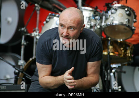 Genesis singer Phil Collins performs at the Live Earth concert at Wembley Park Stadium in London, UK, 07 July 2007. At the Live Earth Concerts, aimed at raising awareness for the climate change, alltogether 150 artists performed in nine cities, including Sydney, Tokyo and Washington, for more than 24 hours. Foto: Hubert Boesl Stock Photo
