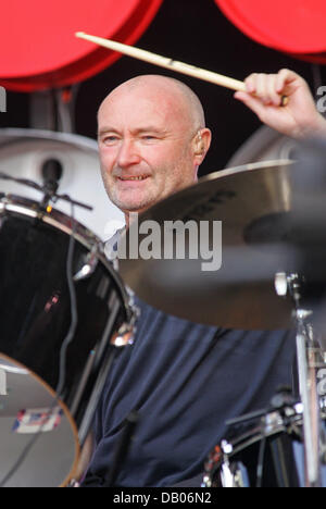 Genesis singer Phil Collins performs at the Live Earth concert at Wembley Park Stadium in London, UK, 07 July 2007. At the Live Earth Concerts, aimed at raising awareness for the climate change, alltogether 150 artists performed in nine cities, including Sydney, Tokyo and Washington, for more than 24 hours. Foto: Hubert Boesl Stock Photo