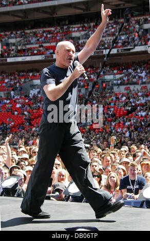 Phil Collins of 'Genesis' performs at the Live Earth concert at Wembley Park Stadium in London, UK, 07 July 2007. At the Live Earth Concerts, aimed at raising awareness for the climate change, alltogether 150 artists performed in nine cities, including Sydney, Tokyo and Washington, for more than 24 hours. Foto: Hubert Boesl Stock Photo