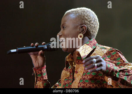 Beninese singer-songwriter Angelique Kidjo sings during the Live Earth concert at the Dome in Johannesburg, South Africa, 07 July  2007. The 24-hour series of concerts of Live Earth held in London, New York, Washington, Sydney, Tokyo, Shanghai, Rio de Janeiro, Johannesburg and Hamburg featured more than 150 of the world's best music acts and was seen by some two billion people acro Stock Photo