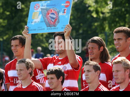 The Bayern Munich players (upper row, L-R) Daniel van Buyten, Luca Toni who holds up a giant debit card, Martin Demichelis, Valerien Ismael, (lower row, L-R) Jose Ernesto Sosa, Marcell Jansen, Stephan Fuerstner, Jan Schlaudraff and Christian Lell are pictured at the photocall for the official Bayern Munich team picture in Munich, Germany, 17 July 2007. Photo: Frank Leonhardt