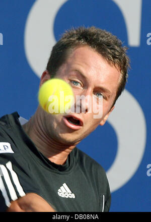 German tennis pro Philipp Kohlschreiber focusses the ball in his round of last sixteen match against Spanish Rafael Nadal at the Mercedes Cup in Stuttgart, Germany, 19 July 2007. Photo: Bernd Weissbrod