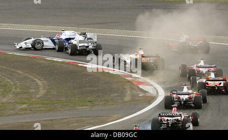Polish Formula One pilot Robert Kubica (L) of BMW Sauber spins in front of his teammate, German Nick Heidfeld, after the start of the Formula One Grand Prix of Europe at the Nurburgring circuit in Nurburg, Germany, 22 July 2007. Photo: ROLAND WEIHRAUCH Stock Photo