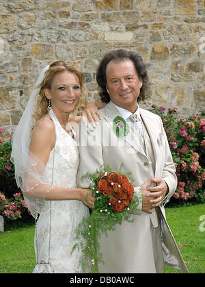 Singer Chris Andrews and his newly-wedded wife Alexandra Andrews pose shortly after their church marriage in Luenen near Dortmund, Germany, 29 July 2007. dpa Stock Photo