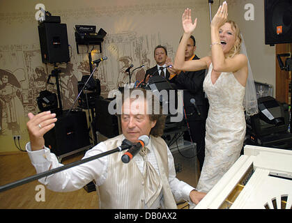 Singer Chris Andrews and his newly-wedded wife Alexandra Andrews celebrate after their church marriage in Luenen near Dortmund, Germany, 29 July 2007. dpa Stock Photo